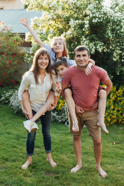 Foto mooie ouders die hun kinderen terug in park vervoeren