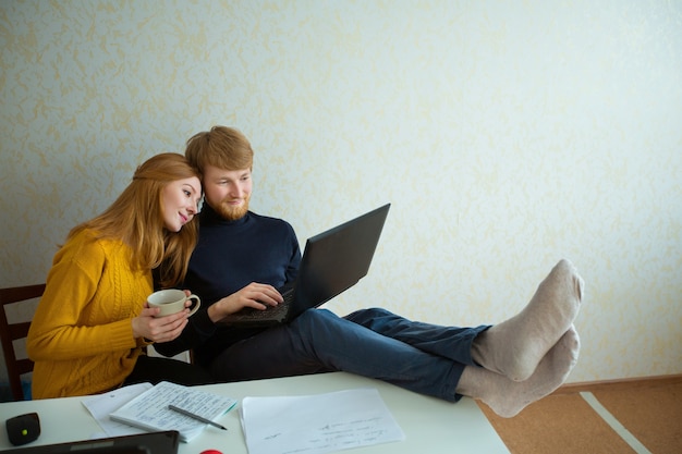 mooie paar man en vrouw thuis werken met laptops