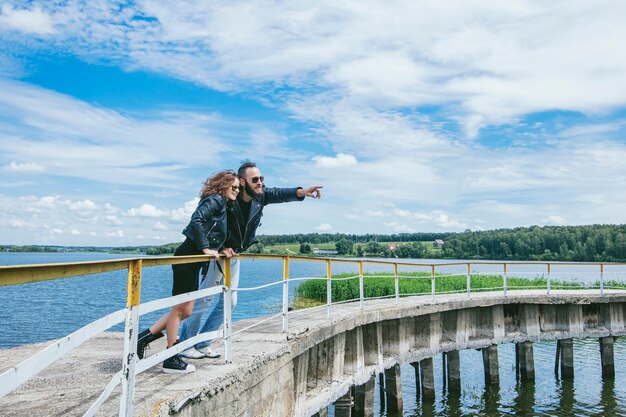 Mooie paar man en vrouw verliefd op de pier op de achtergrond