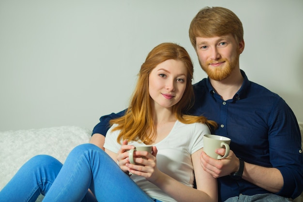 mooie paar man en vrouw zittend op de bank thuis