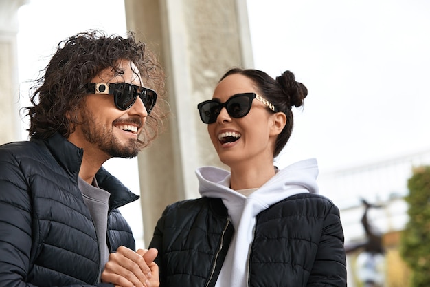 Mooie paar man vrouw in zonnebril, lifestyle, modern gepassioneerd jong stel in glazen knuffel en glimlach