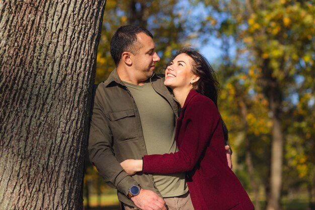 Mooie paar plezier samen in de natuur. Vriend knuffelen zijn vriendin. Vakantie, liefde, reizen, toerisme, relatie en dating concept.