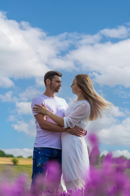 Mooie paarse lavendel bloemen in een zomer veld paar hand in hand