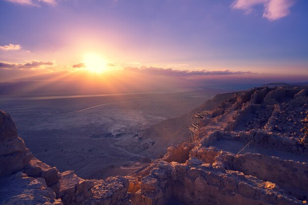 Mooie paarse zonsopgang boven het fort van Masada Ruïnes van het paleis van koning Herodes in de woestijn van Judea