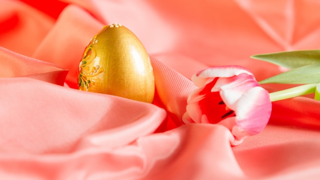 mooie Paaskaart, achtergrond met bloemen en gouden ei