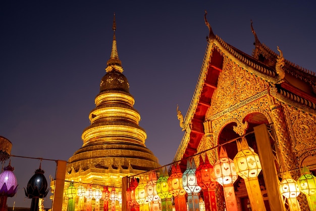 Mooie pagode met lantaarn tegen avondrood bij tempel in Noord-Thailand.