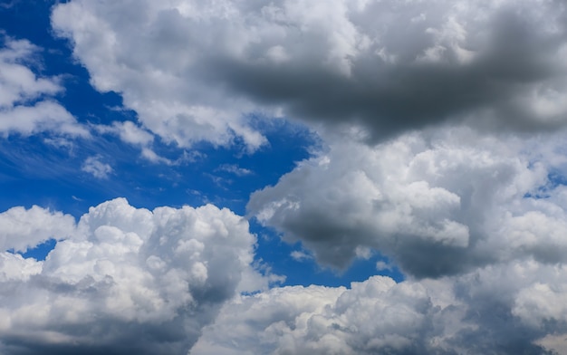 Mooie panorama blauwe hemel en witte wolken