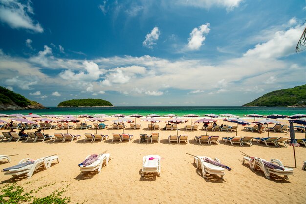 Mooie paraplu bij wit zandstrand Phuket, Thailand