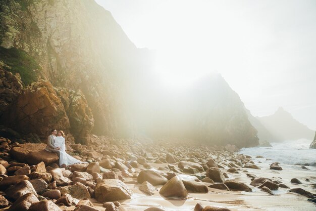 mooie passie trouwfoto op het strand in Portugal