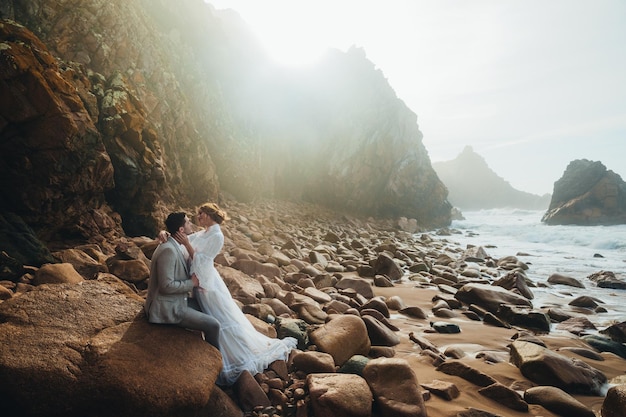 mooie passie trouwfoto op het strand in Portugal