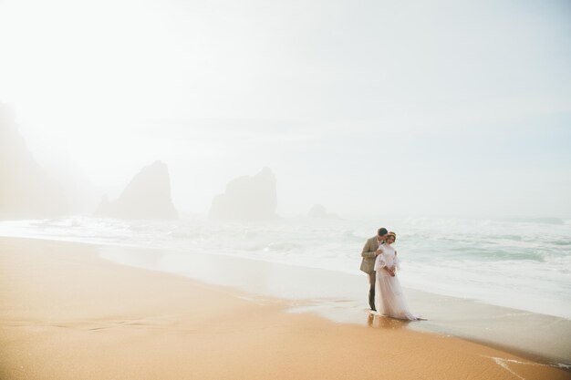 mooie passie trouwfoto op het strand in Portugal