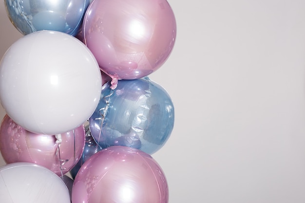 Mooie pastel helium ballonnen met kopie ruimte op witte achtergrond