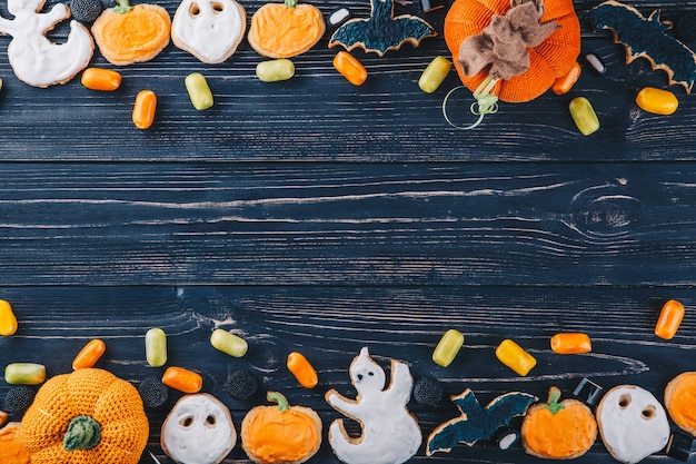 Foto mooie peperkoek en snoep voor halloween en pompoen op tafel. trick or treat horizontale weergave van bovenaf
