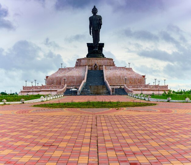 Mooie Phutthamonthon Isan, plaats om te aanbidden in het Boeddhistische East Isan Park, Khon Kaen, Thailand