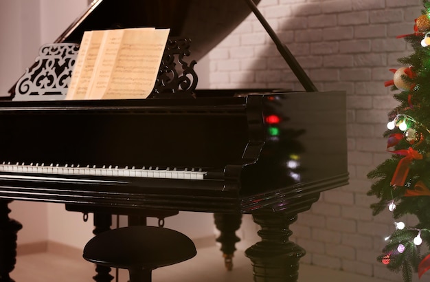 Mooie piano in de kamer. Kerst muziek concept