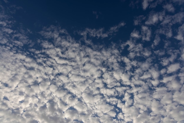 Mooie pluizige wolken en blauwe hemel