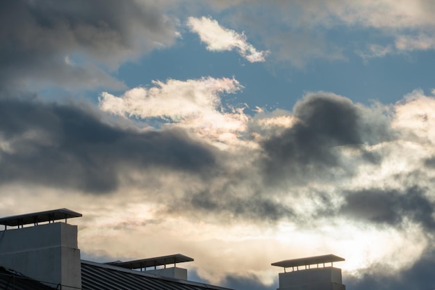 Mooie pluizige wolken in de avondlucht Het zonlicht geeft een zijlicht op de wolken Wolken voor regen