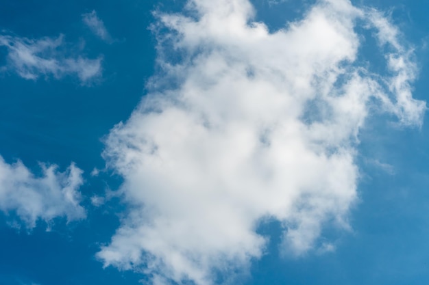 Mooie pluizige wolken in de avondlucht Het zonlicht geeft een zijlicht op de wolken Wolken voor regen