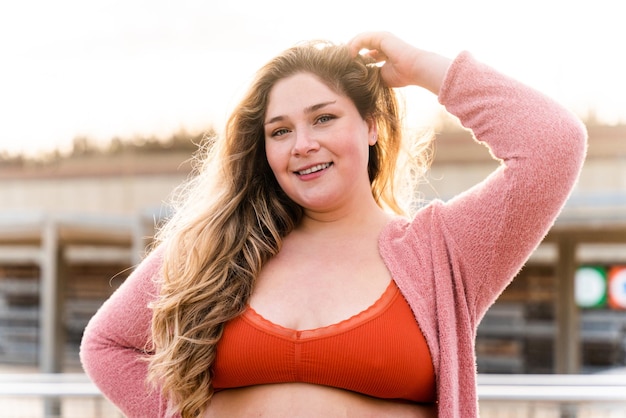 Mooie plus size jonge vrouw buitenshuis