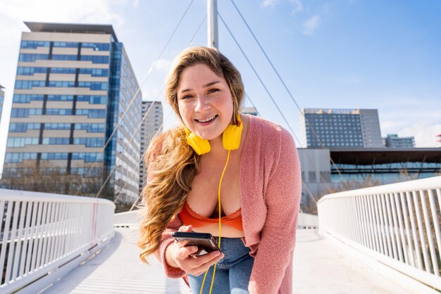 Mooie plus size jonge vrouw buitenshuis