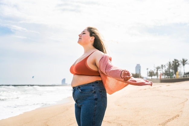 Mooie plus size jonge vrouw buitenshuis