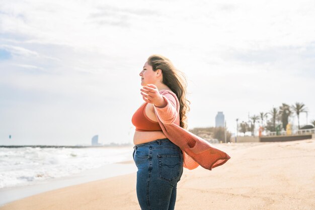 Mooie plus size jonge vrouw buitenshuis