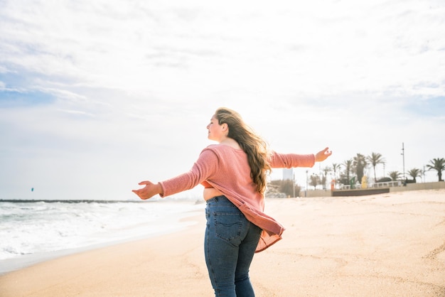 Mooie plus size jonge vrouw buitenshuis