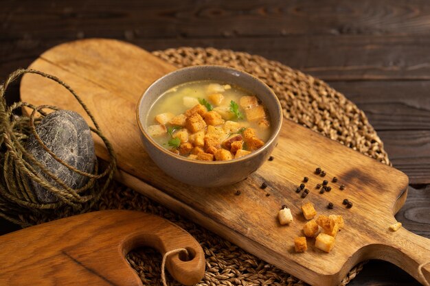 Mooie portie soep op een houten bord. Gezonde soep als lunch.