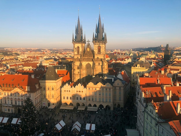 Mooie Praagse kerk van Onze-Lieve-Vrouw voor Tyn met een markt. Het beste van de Tsjechische Republiek panoramisch uitzicht