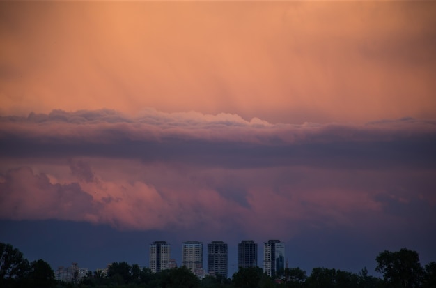 Mooie prachtige wolken bij zonsondergang aan de hemel