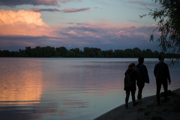 Mooie prachtige wolken bij zonsondergang aan de hemel