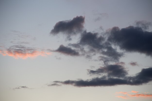 Mooie prachtige wolken bij zonsondergang aan de hemel