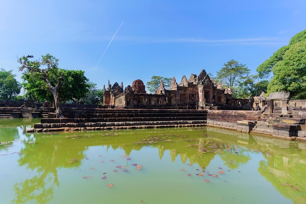 Mooie Prasat Muang Tam (laaglandkasteel) met reflectie, Buriram, Thailand