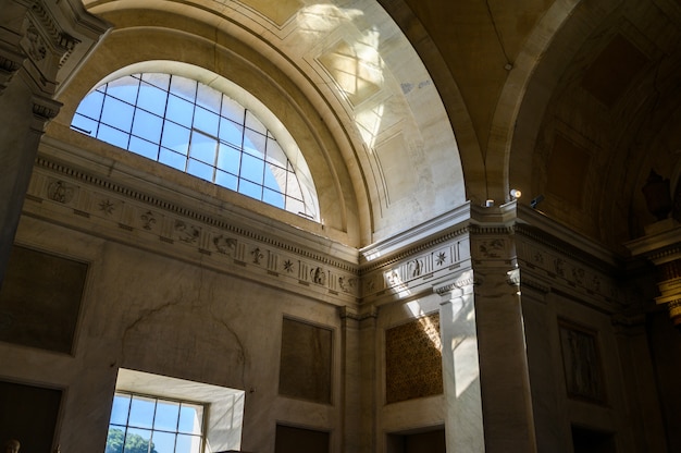 Foto mooie ramen en plafond in het vaticaans museum