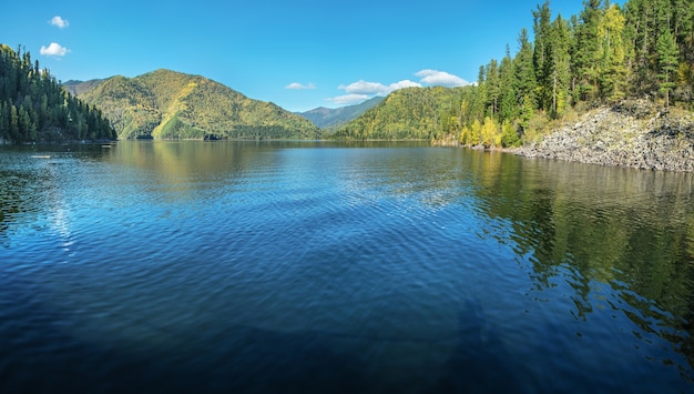 Mooie reflectie op de yenisei-rivier in siberië