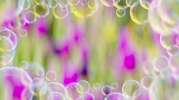 Mooie regenboogzeepbellen zweven als achtergrond