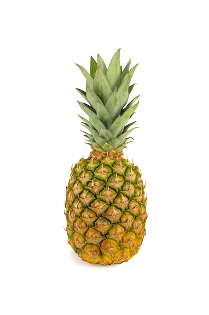 Mooie rijpe ananas geïsoleerd op witte achtergrond