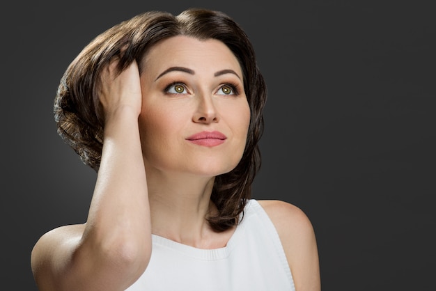 Mooie rijpe brunette met groene ogen