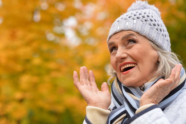 Mooie rijpe vrouw poseren buiten in de herfst