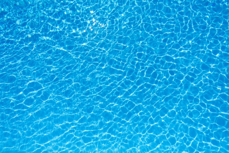 Foto mooie rimpelgolf en blauwe waterspiegel in zwembad