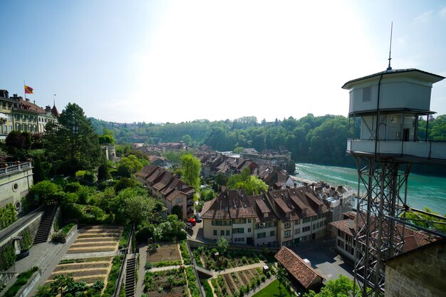 Mooie rivier in de oude stad van bern.