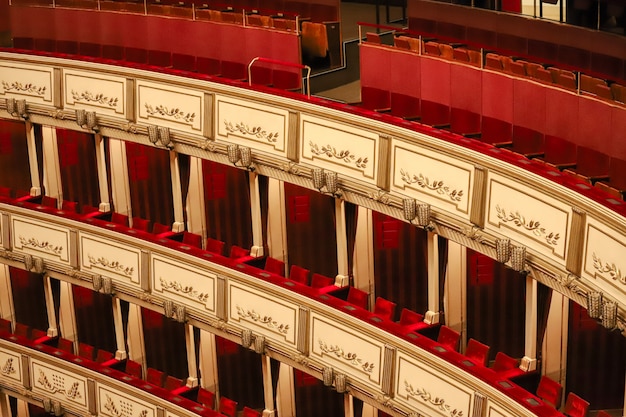 Foto mooie rode balkons van het theater van wenen zeer versierd en zonder mensen.