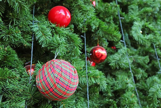 Mooie rode en damstenen ballen ornamenten op de kerstboom