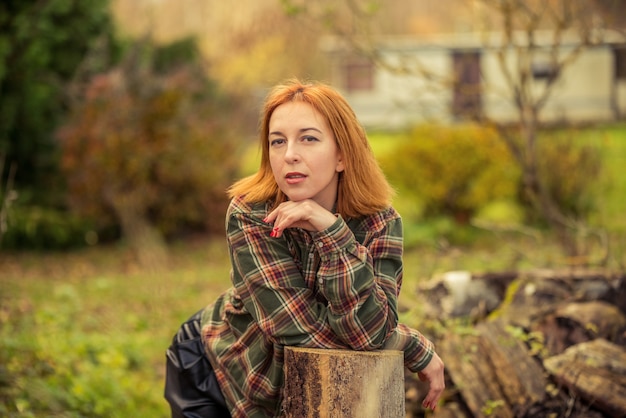 Mooie rode haired vrouw vrouw bij gele herfst achtergrond.