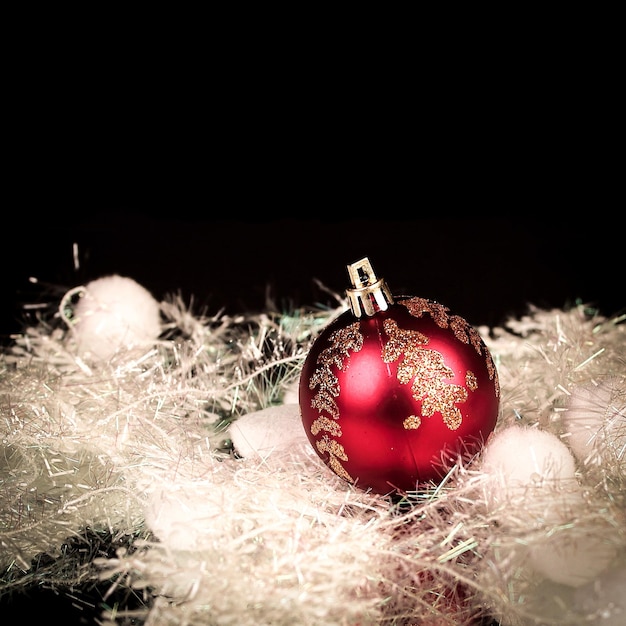 Mooie rode kerstbal op een zwarte achtergrond