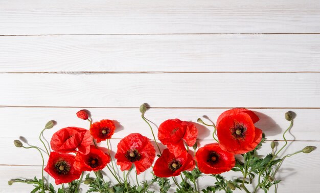 Mooie rode papavers op oude witte houten tafel