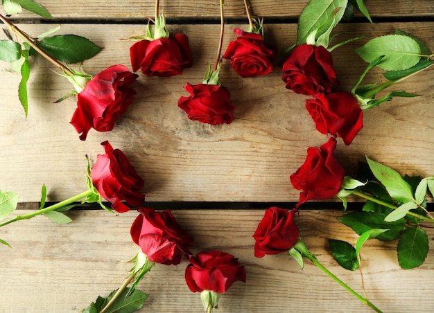 Mooie rode rozen op oude houten tafel