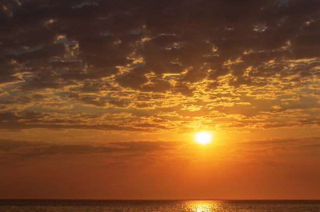 Mooie rode zonsondergang en felle zon aan de horizon