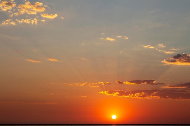 Mooie rode zonsondergang en felle zon aan de horizon