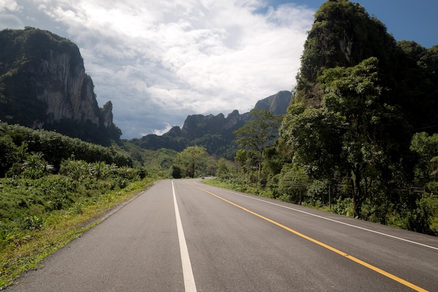 Mooie romantische bergroute in Thailand Kromme van roadtropische weg in jungle Schilderachtig uitzicht Weglandschap Noordelijk deel Thailand